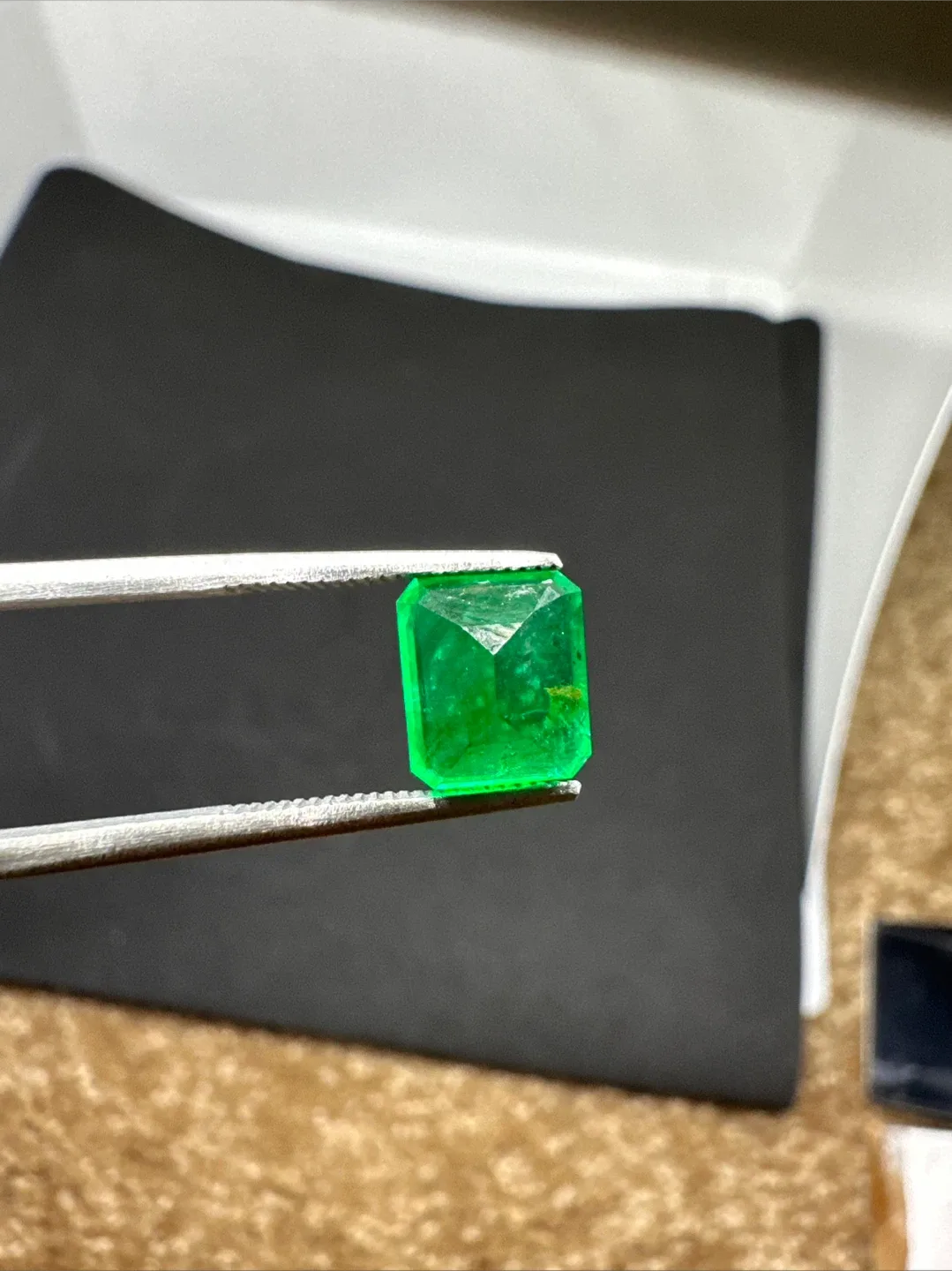 Beautiful Swat emerald Loose Stone 2.50 Carat image indicator(5)