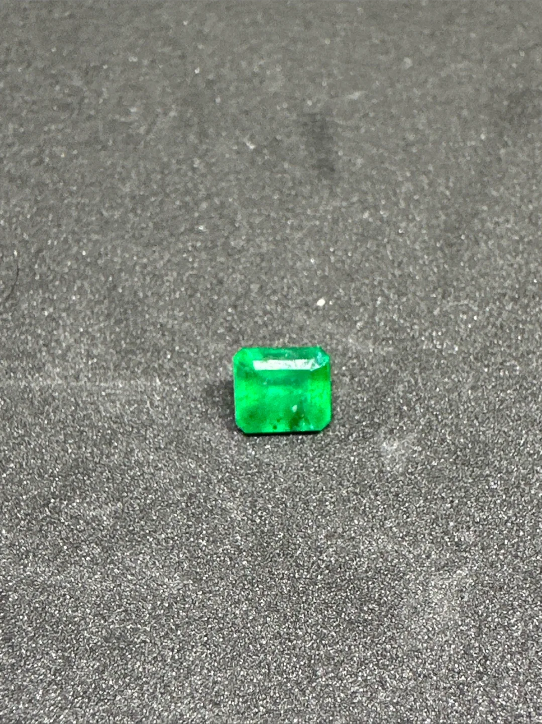 Beautiful Swat emerald Loose Stone 2.50 Carat image indicator(2)