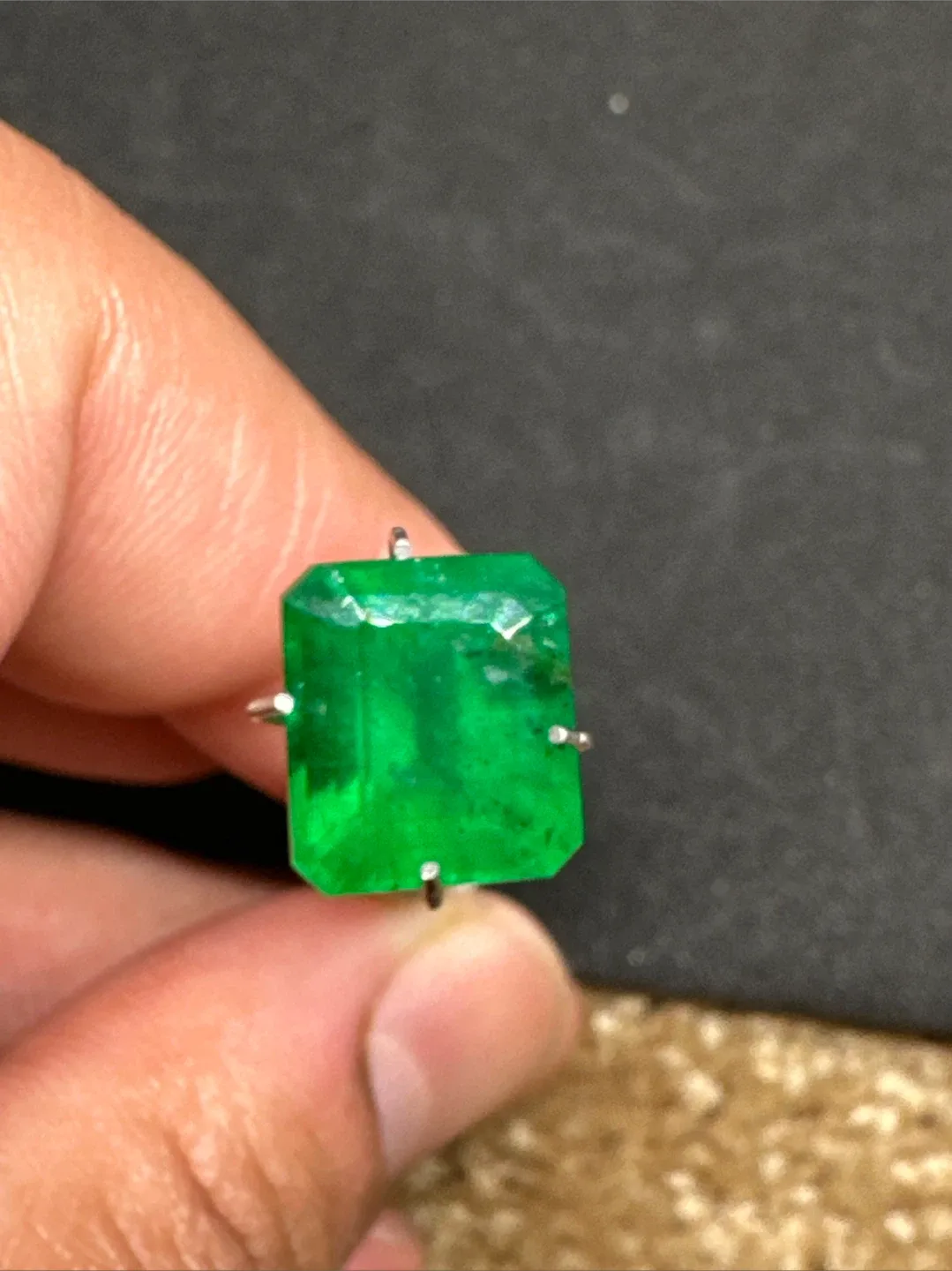 Beautiful Swat emerald Loose Stone 2.50 Carat image indicator(7)