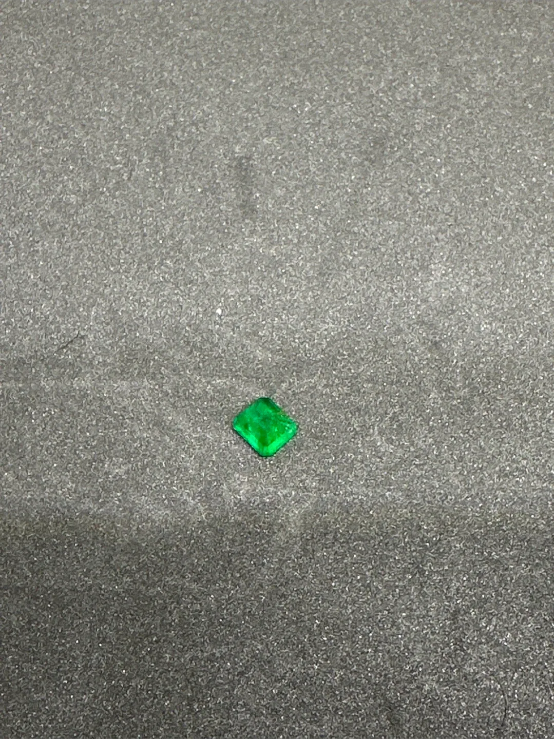 Beautiful Swat emerald Loose Stone 2.50 Carat image indicator(6)