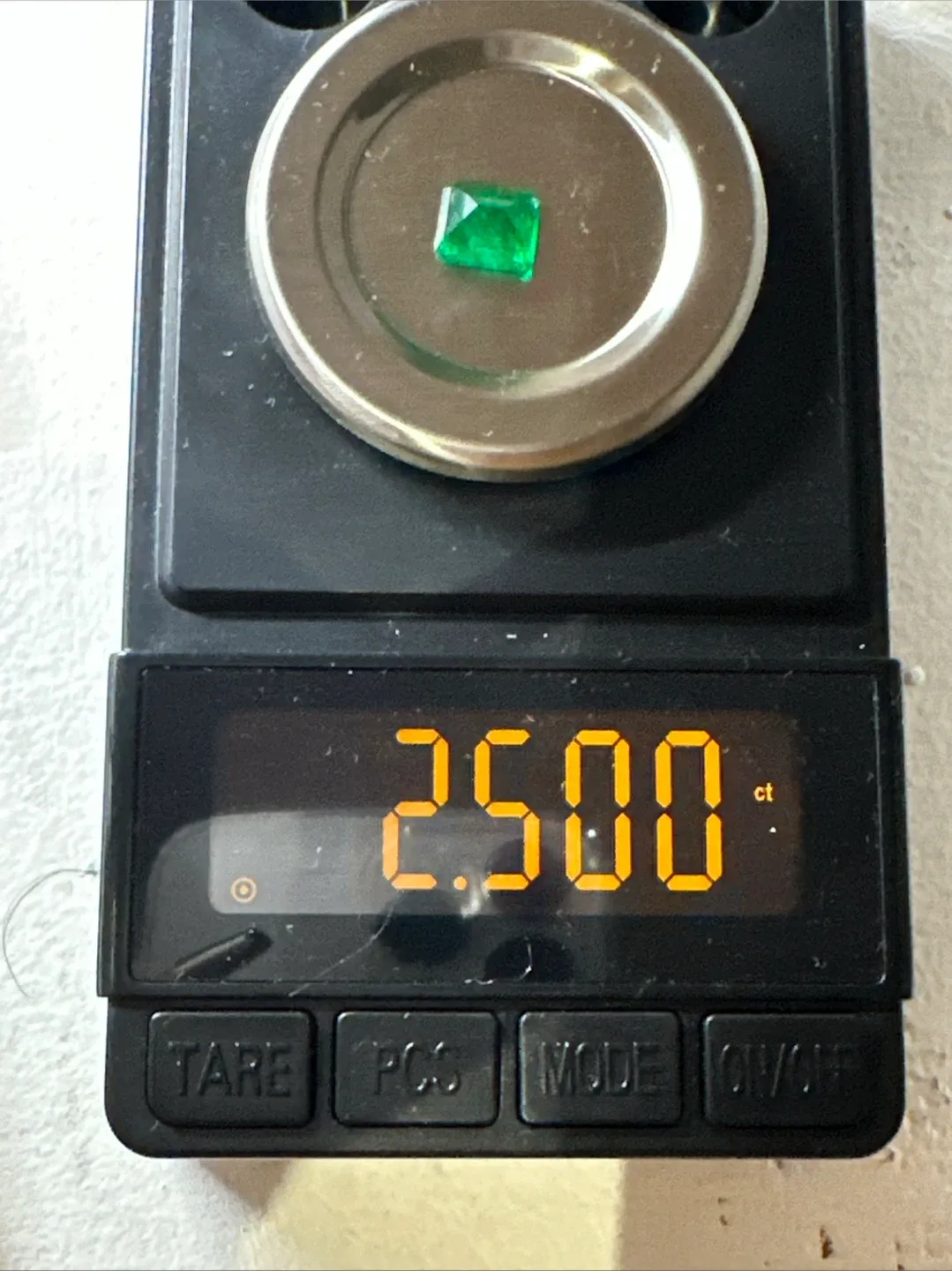 Beautiful Swat emerald Loose Stone 2.50 Carat image indicator(8)