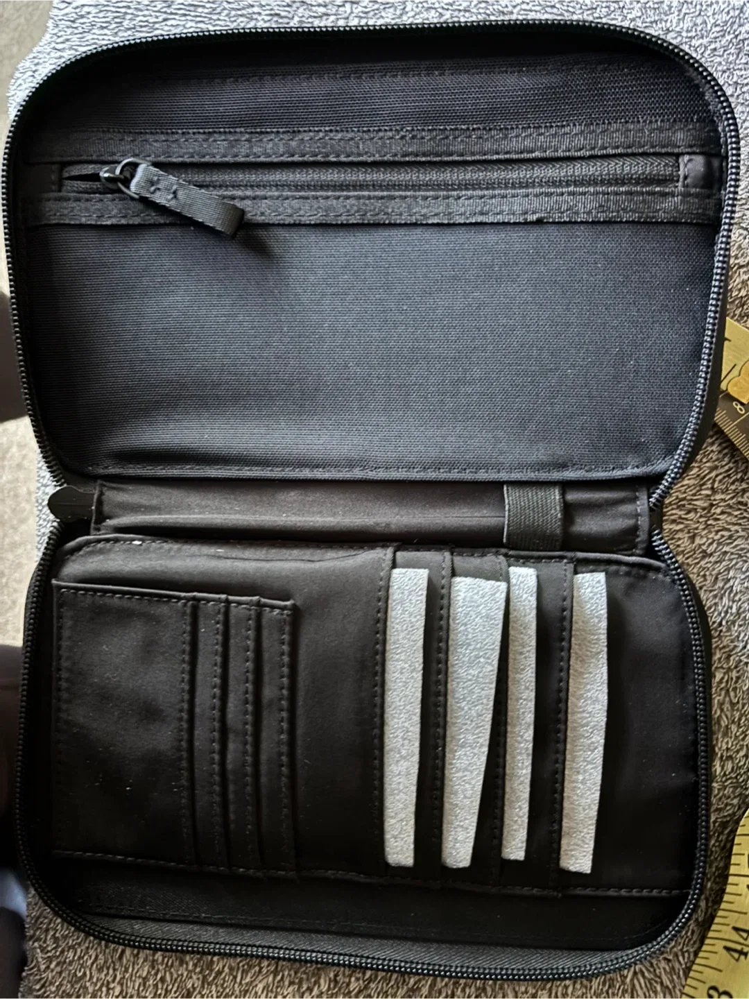 Carta passport holder/wallet image indicator(4)