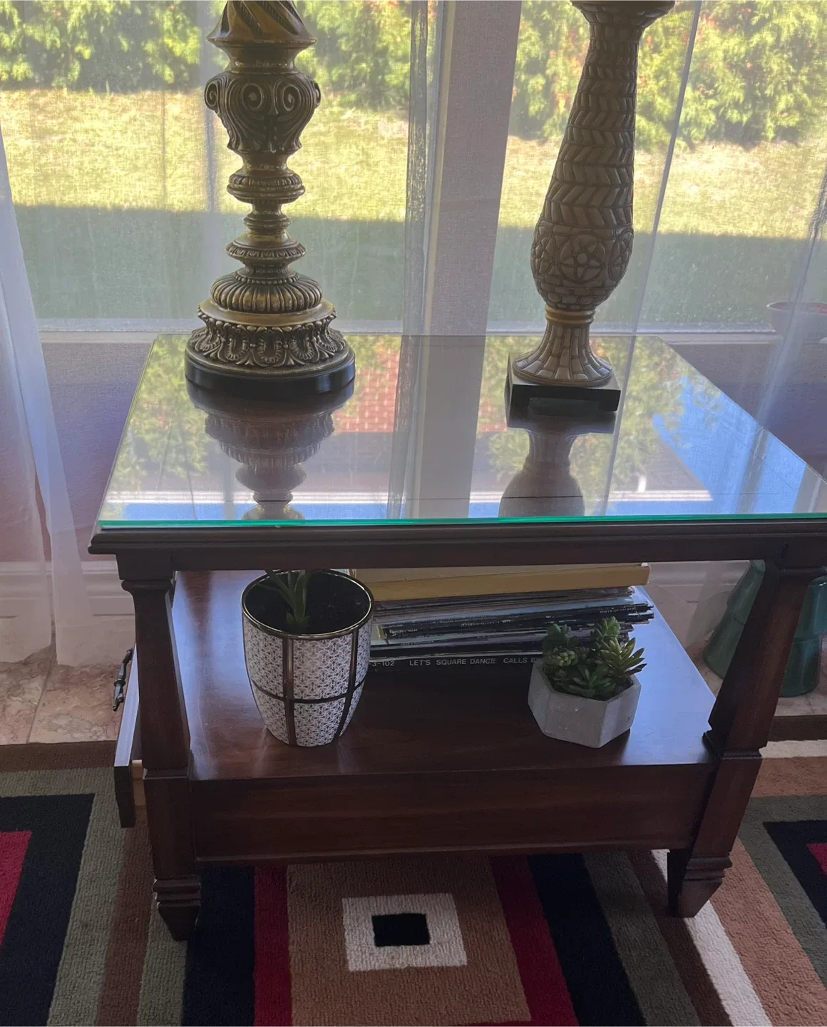 Side table with glass top image indicator(3)