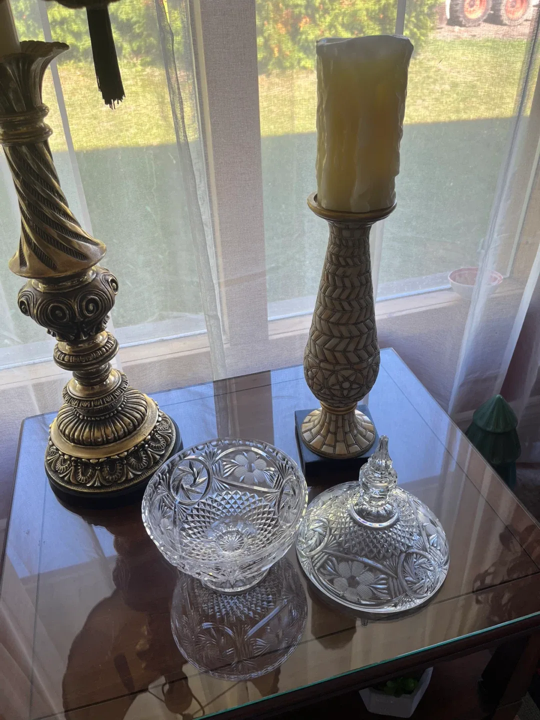 Side table with glass top image indicator(7)