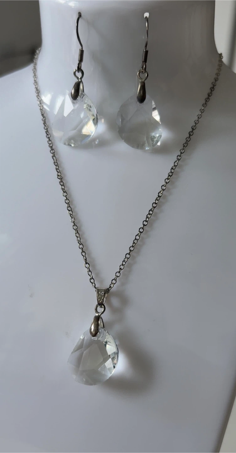 Stunning Crystal Necklace and Earring Set! - photo 2