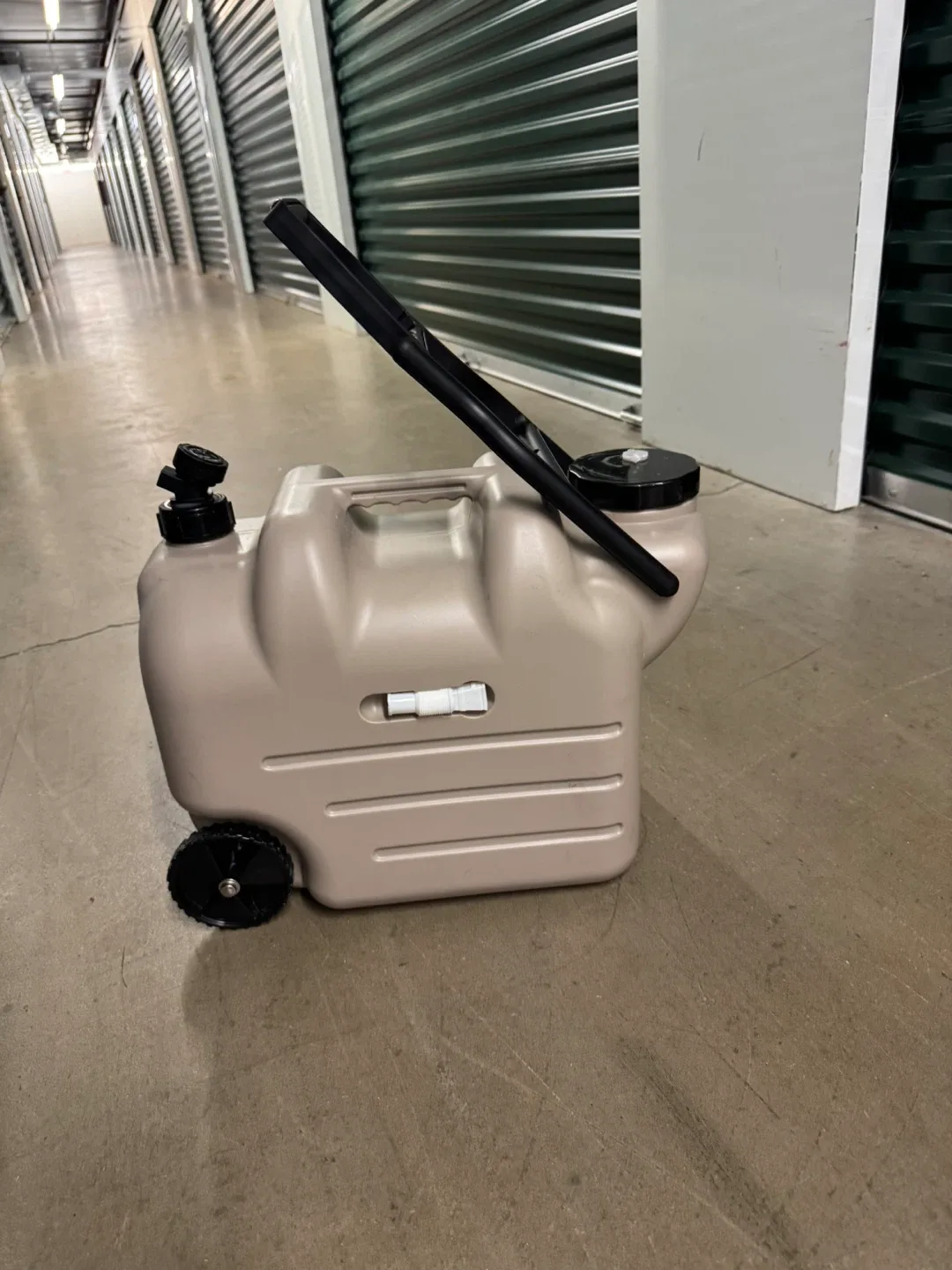 Outdoor Water Container with Wheels image indicator(2)