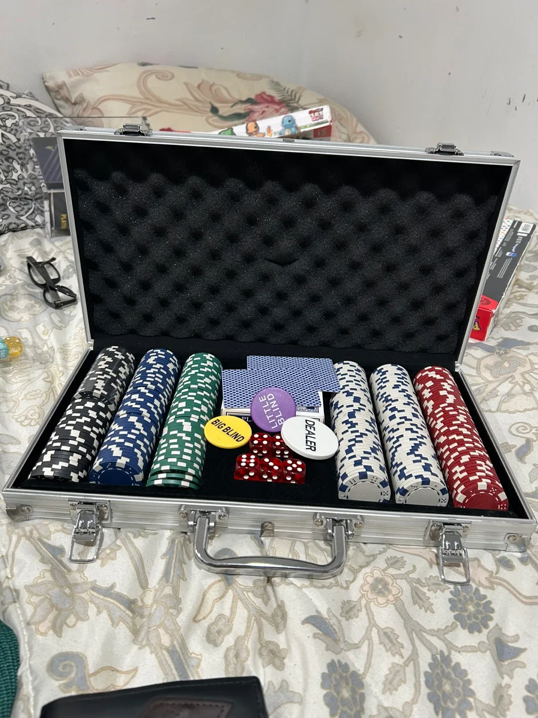 Poker Set with Case image indicator(2)