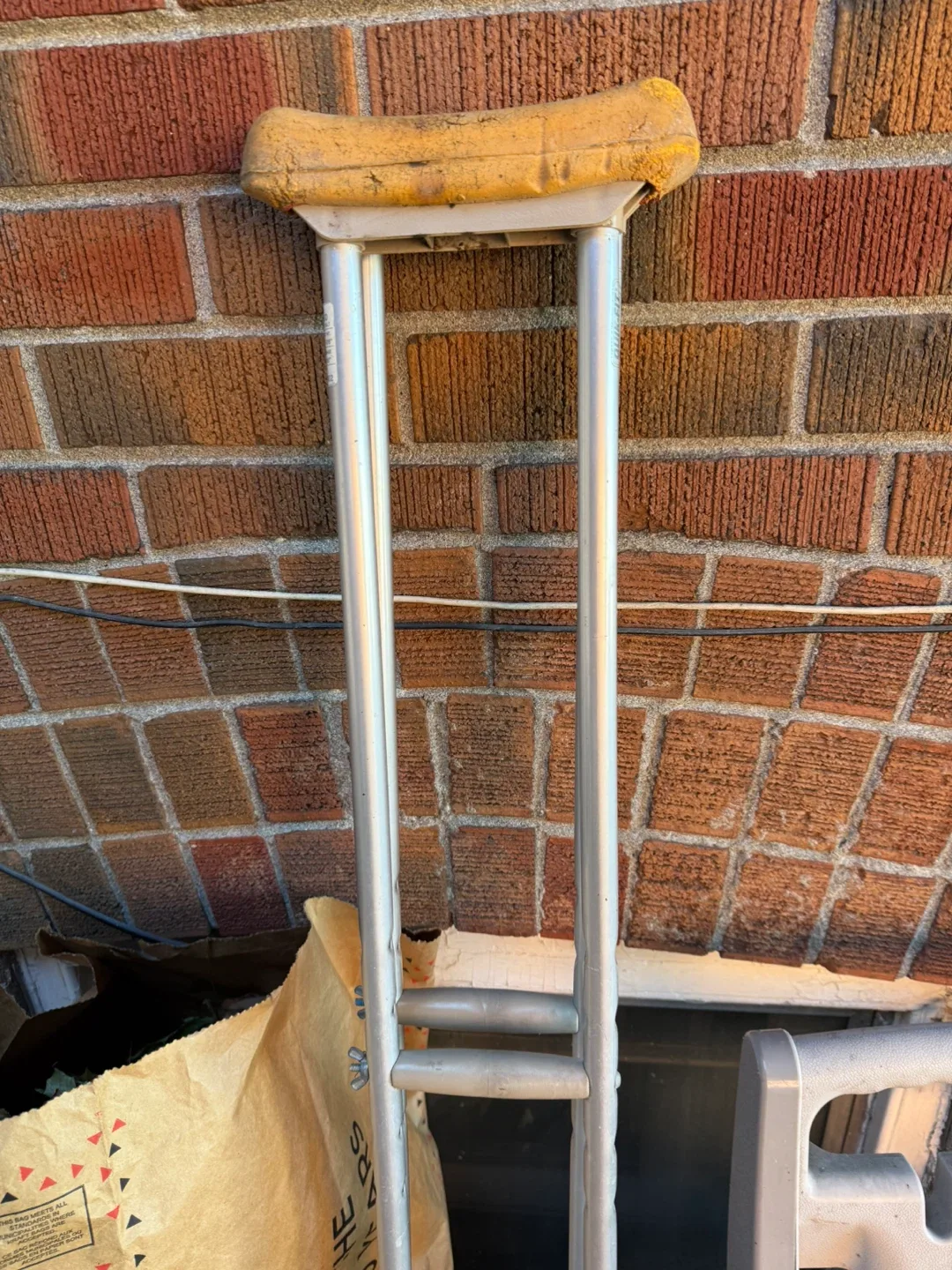Metal crutches thumbnail