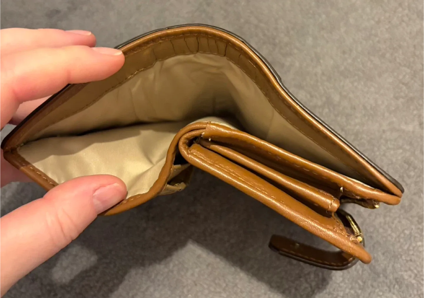 Women’s wallet image indicator(5)