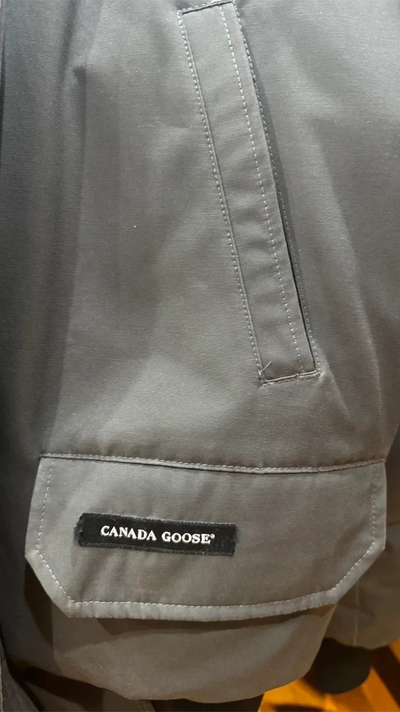 Canada Goose Bomber Jacket - Size M image indicator(6)