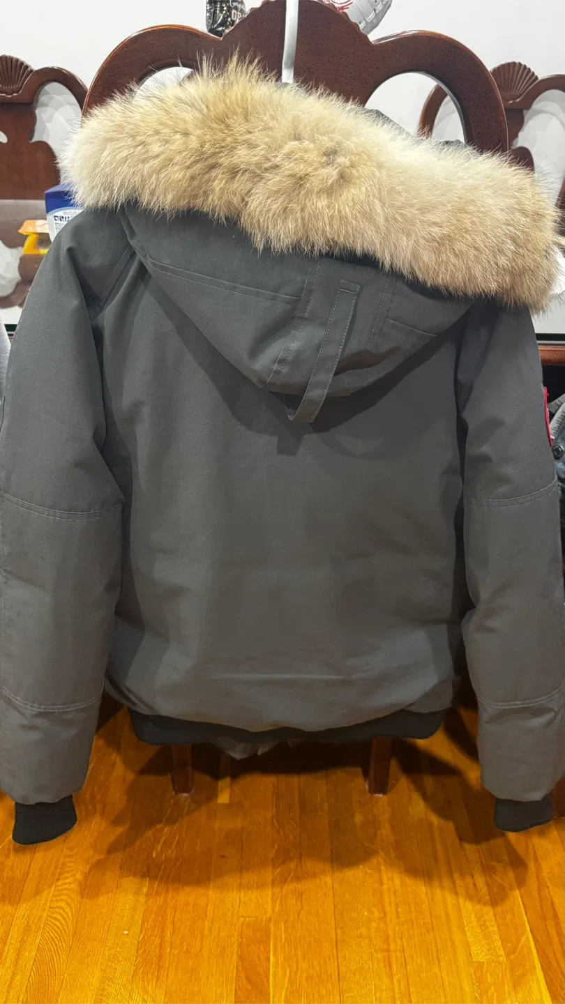 Canada Goose Bomber Jacket - Size M image indicator(2)