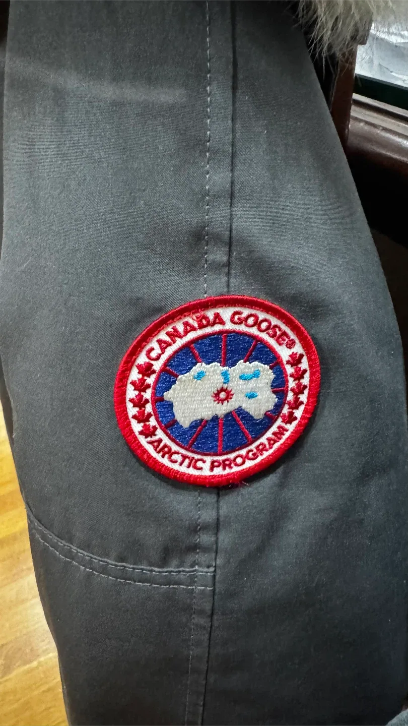 Canada Goose Bomber Jacket - Size M image indicator(4)