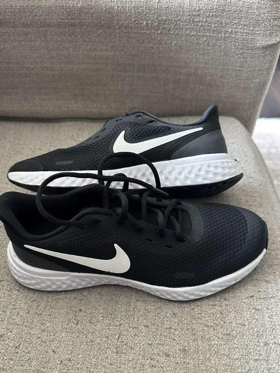 Nike Revolution 5 Youth Size 5Y Black/White