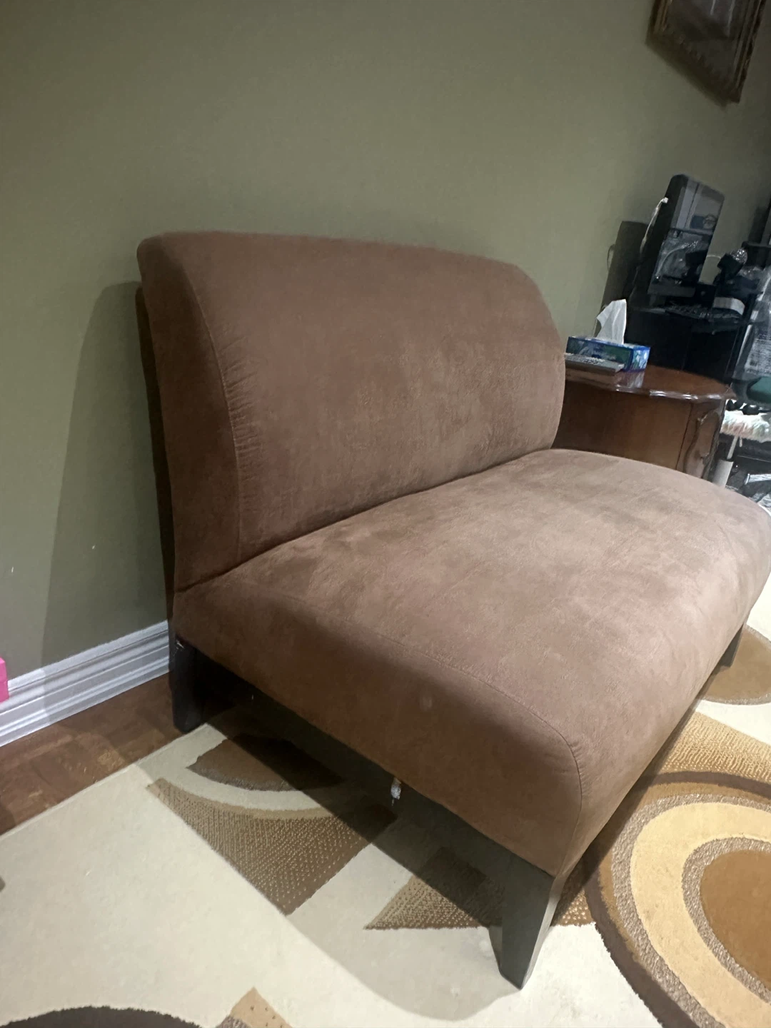 Accent love seat/sofa