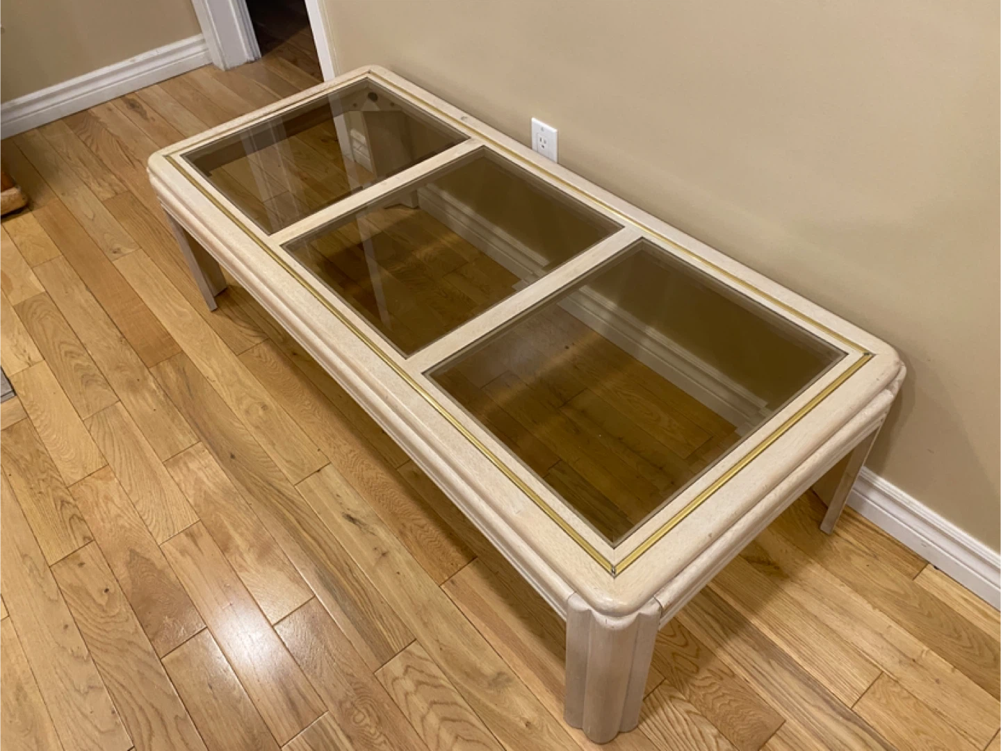 Beautiful White Wood Glass Coffee Table (CAN DELIVER) - photo 4