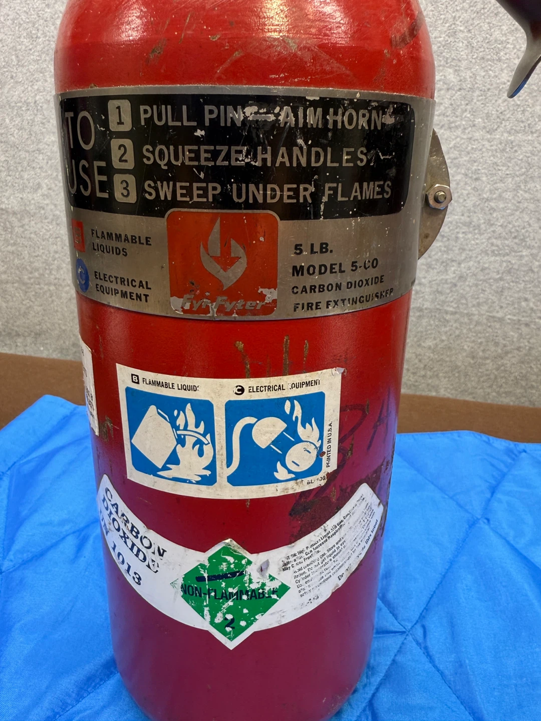 Vintage Fire Extinguisher Collectible 1974 - photo 4