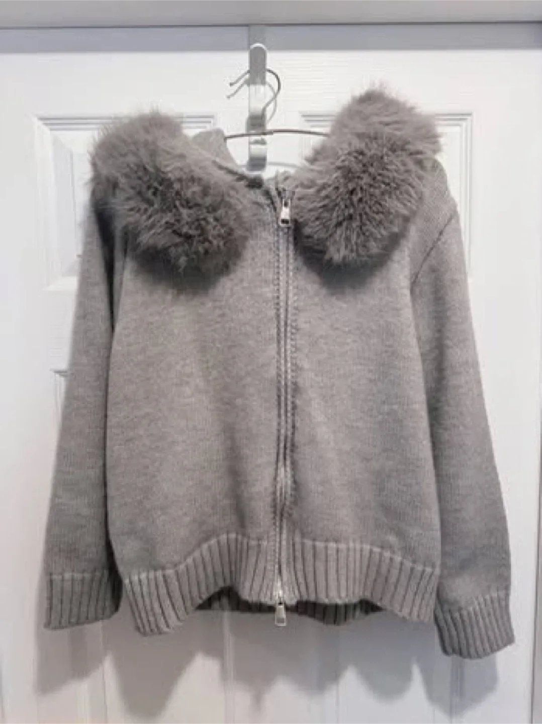 ⭐️SALE⭐️100% New Grey Knit Zip-up Cardigan with Fur Collar thumbnail