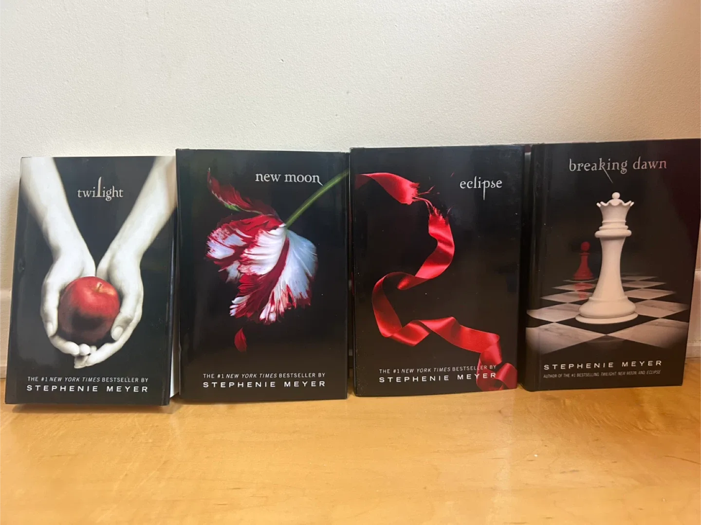 Twilight Saga Complete Collection by Stephenie Meyer image indicator(2)