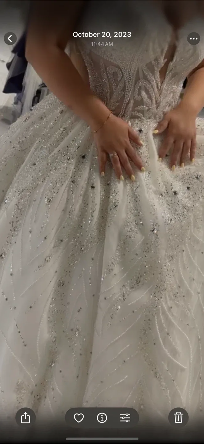 White Wedding Dress image indicator(4)