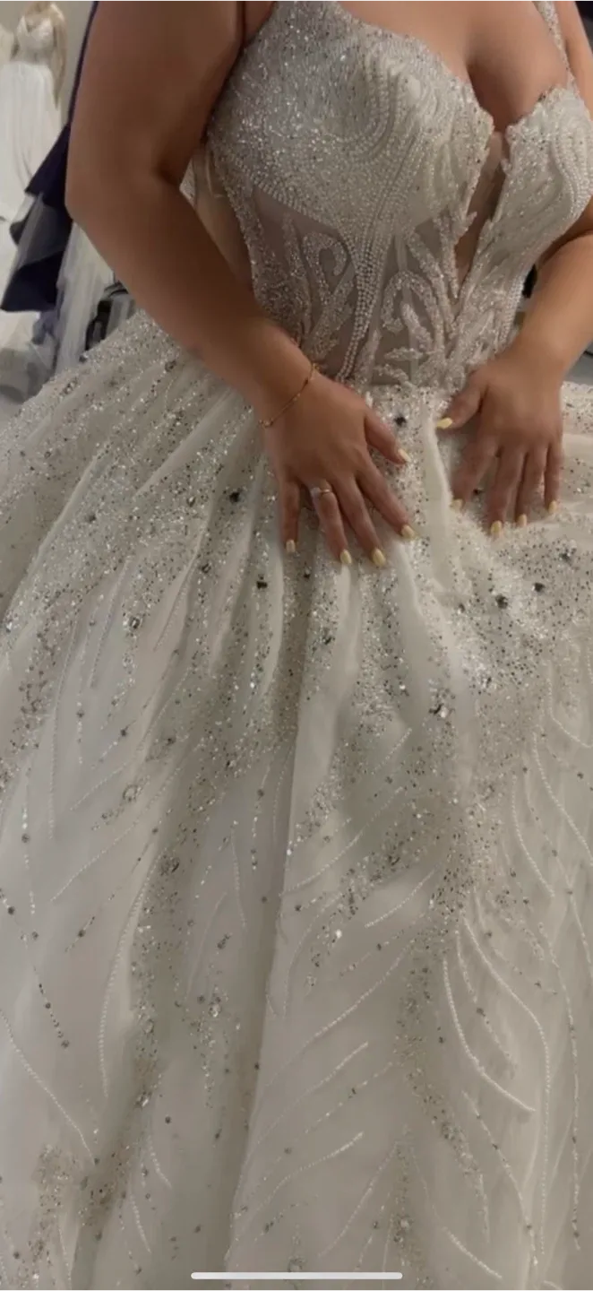 White Wedding Dress image indicator(3)
