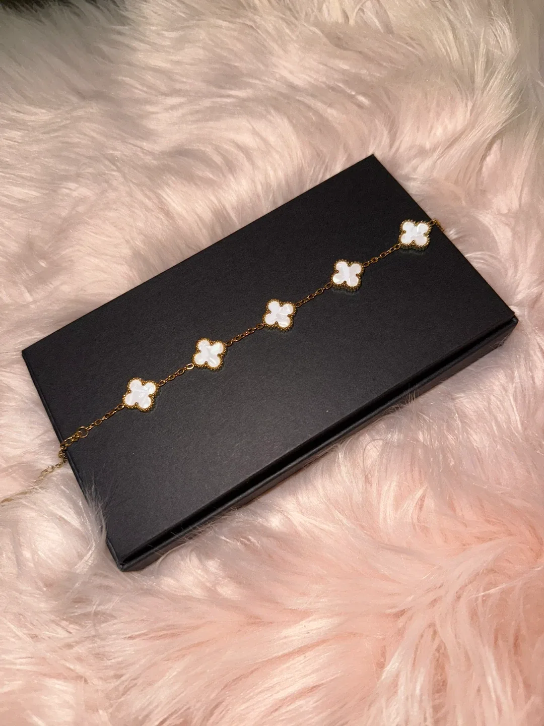 Clover Bracelet with Box image indicator(6)