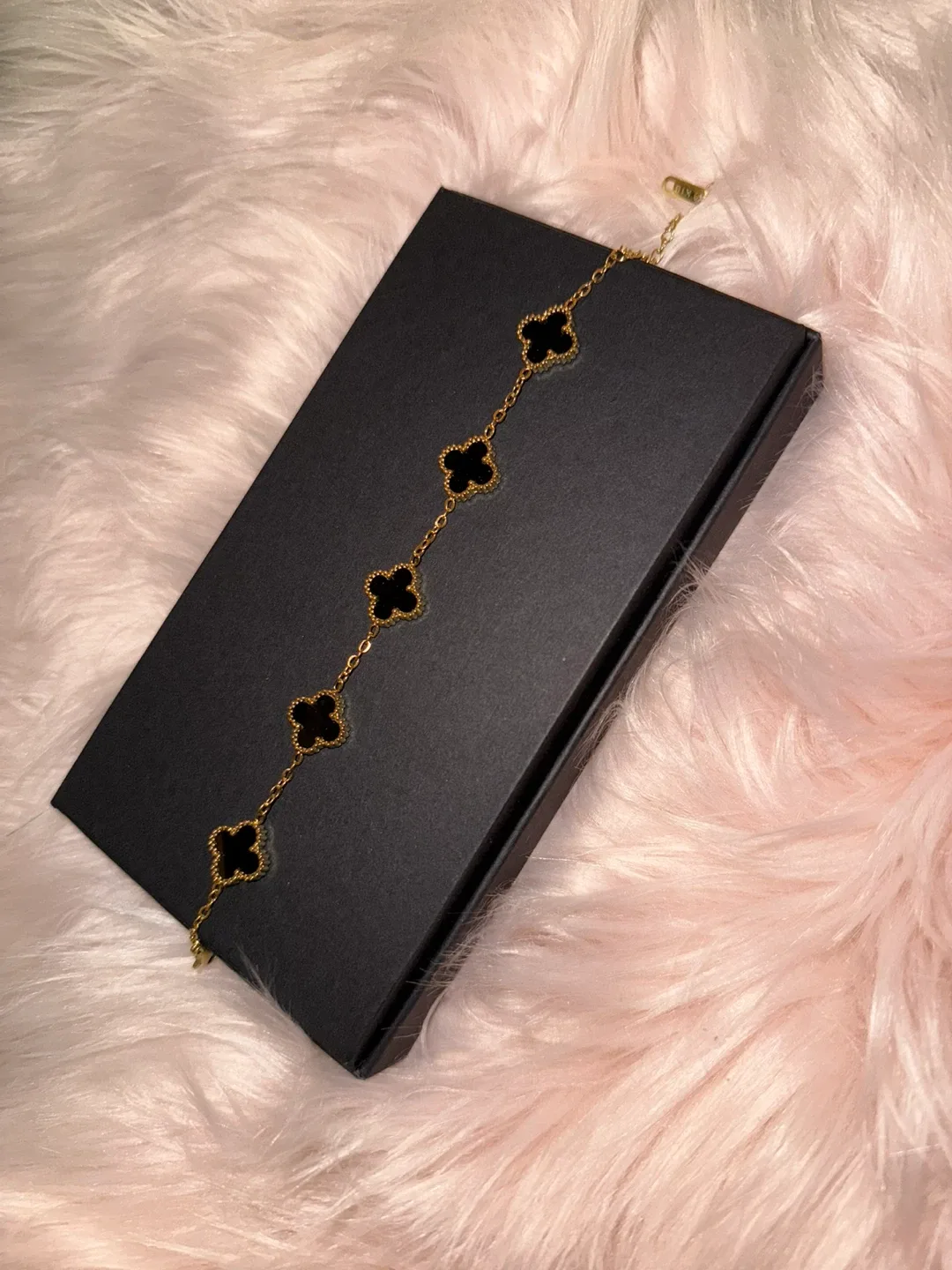 Clover Bracelet with Box image indicator(7)