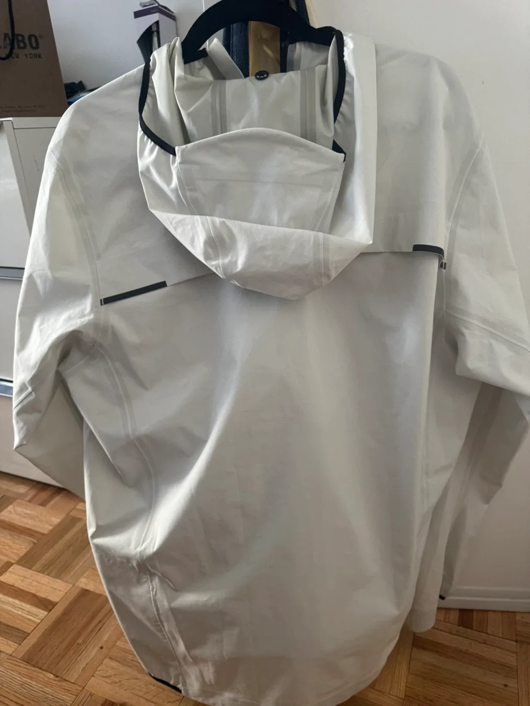 On Waterproof Anorak - Men's Large image indicator(2)