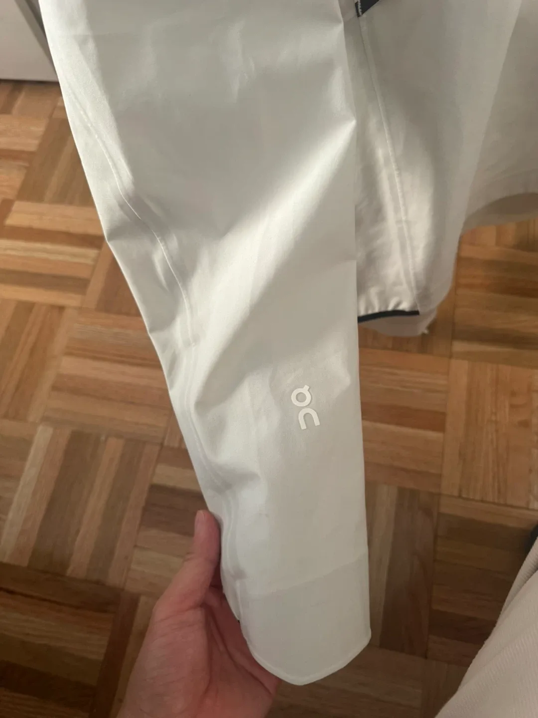 On Waterproof Anorak - Men's Large image indicator(4)