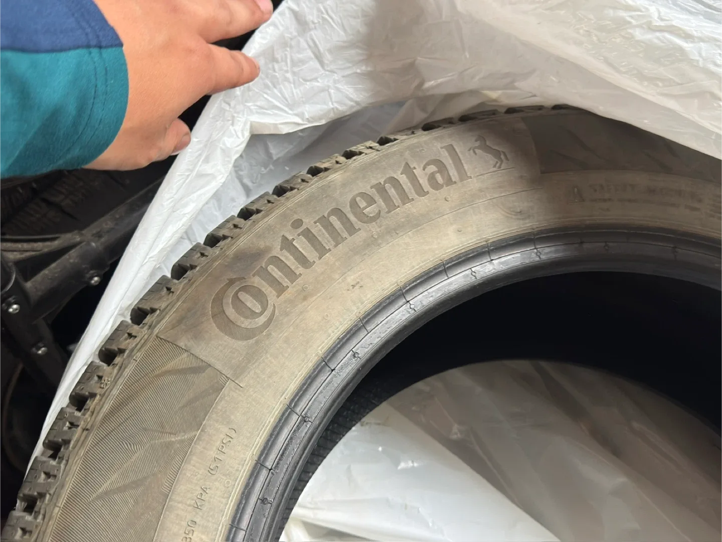 Continental ice contact xtrm 225/55/17 image indicator(3)