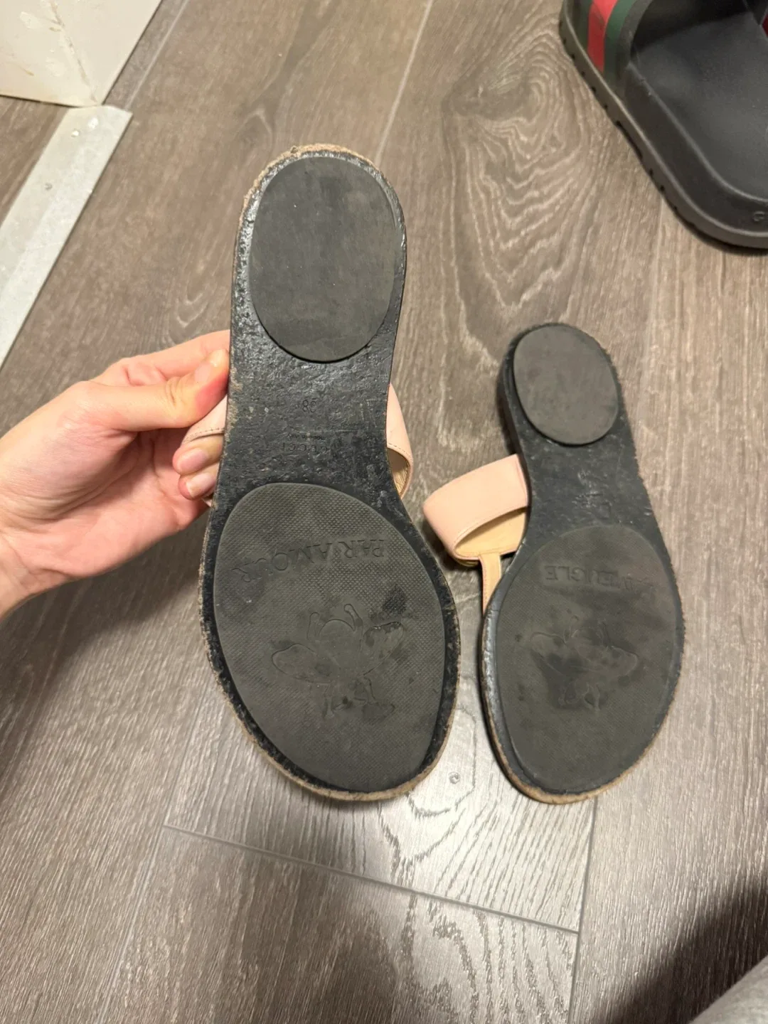 Gucci Pink Leather Thong Sandals Size 38 image indicator(2)