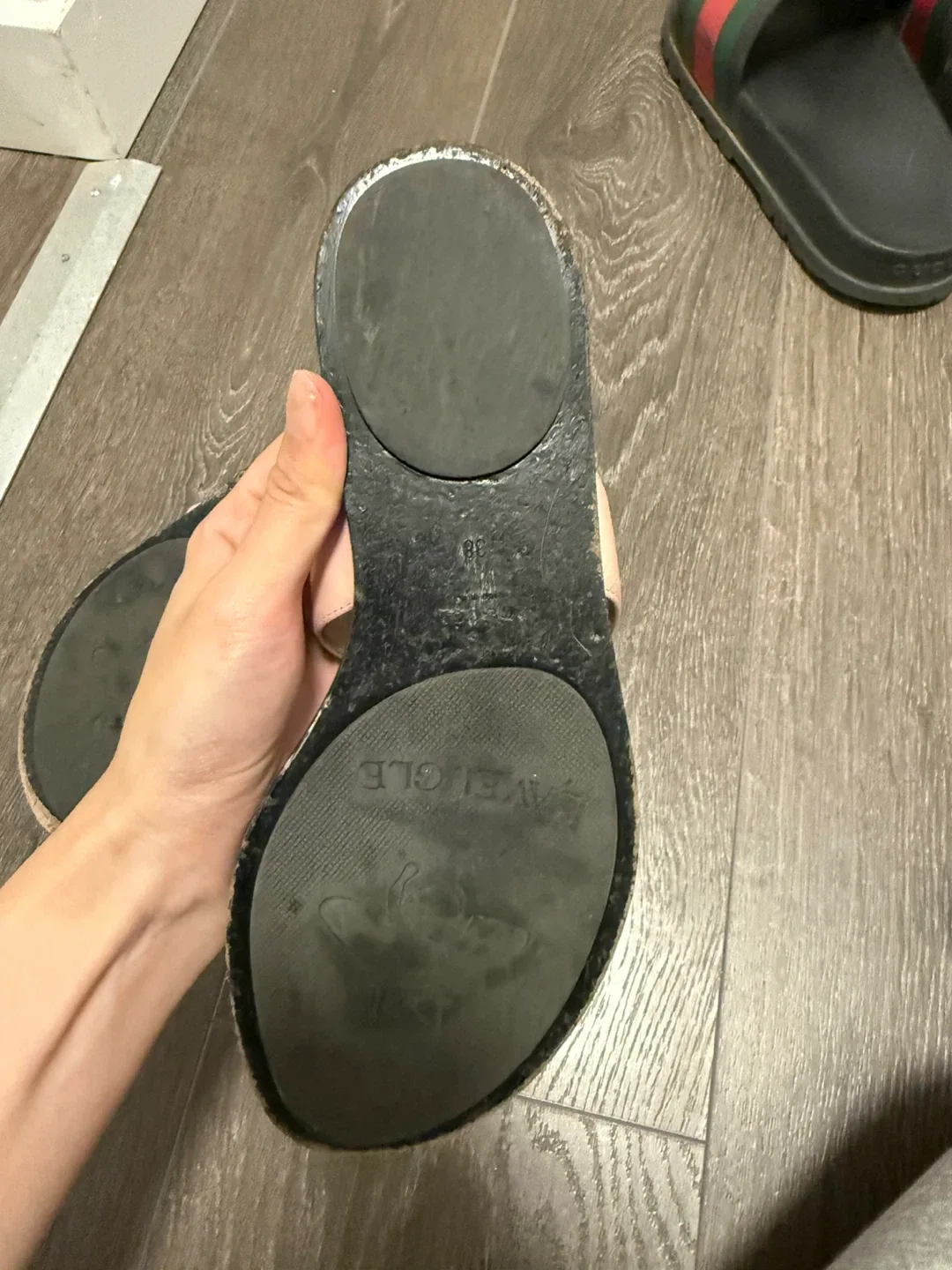 Gucci Pink Leather Thong Sandals Size 38 image indicator(3)