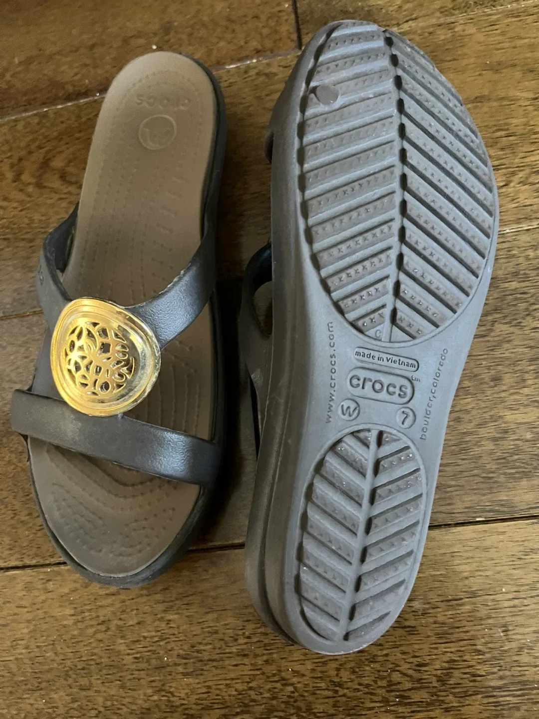 Crocs Shoes  - Various Styles & Size 6 last picture size 7 image indicator(8)