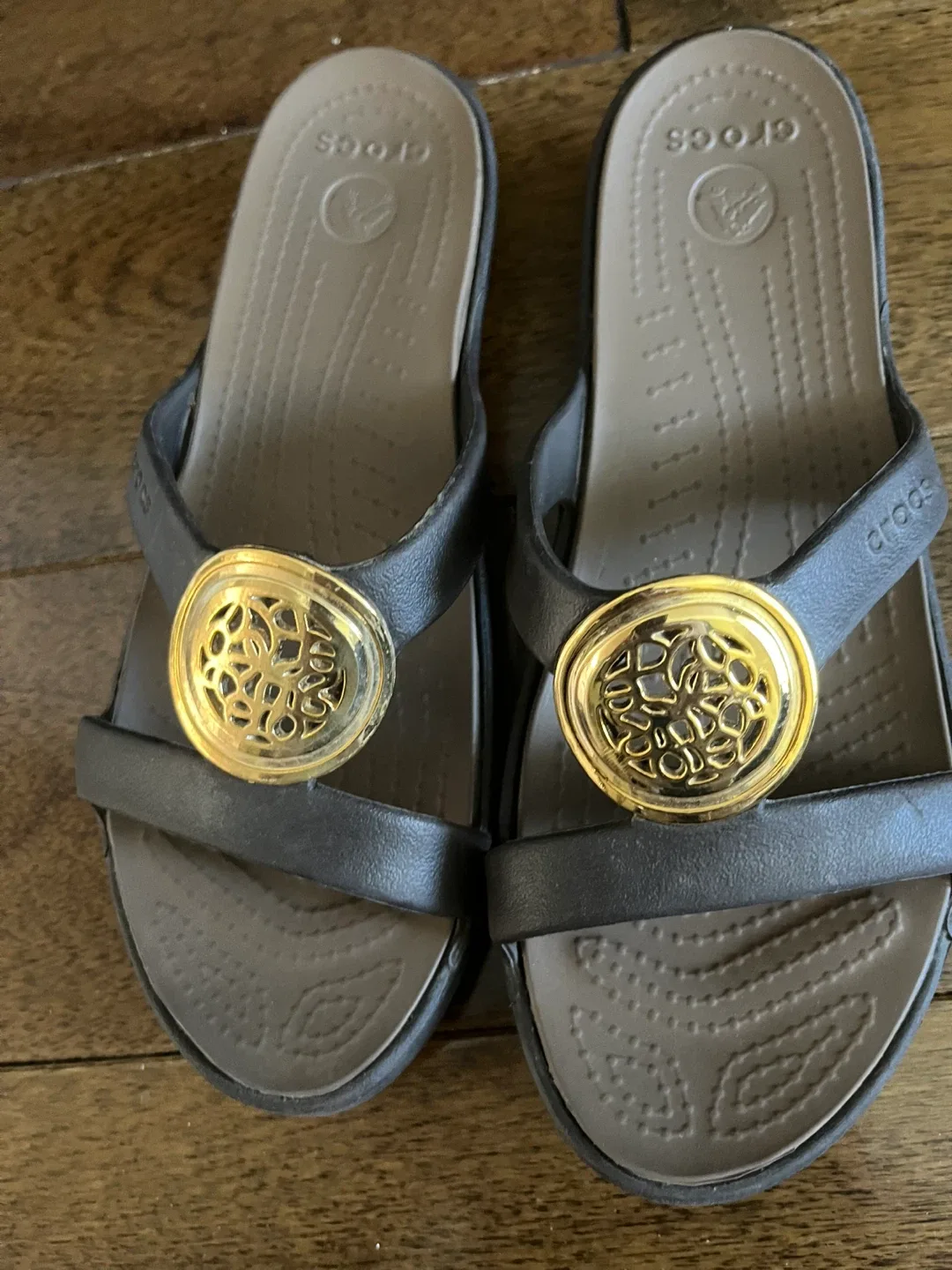 Crocs Shoes  - Various Styles & Size 6 last picture size 7 image indicator(7)