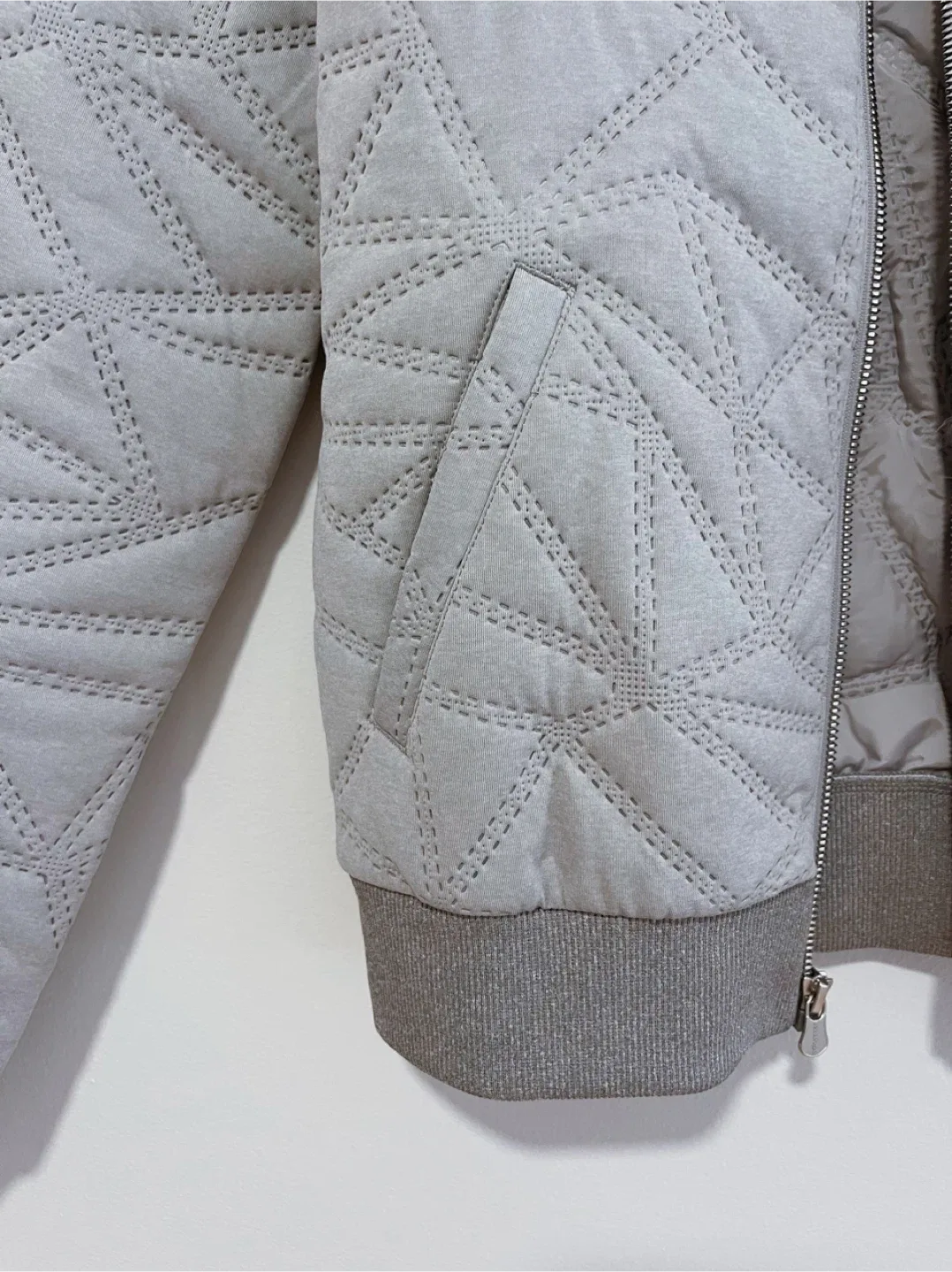 Brand new Adidas Cotton-Padded-Jacket - Size XS image indicator(4)