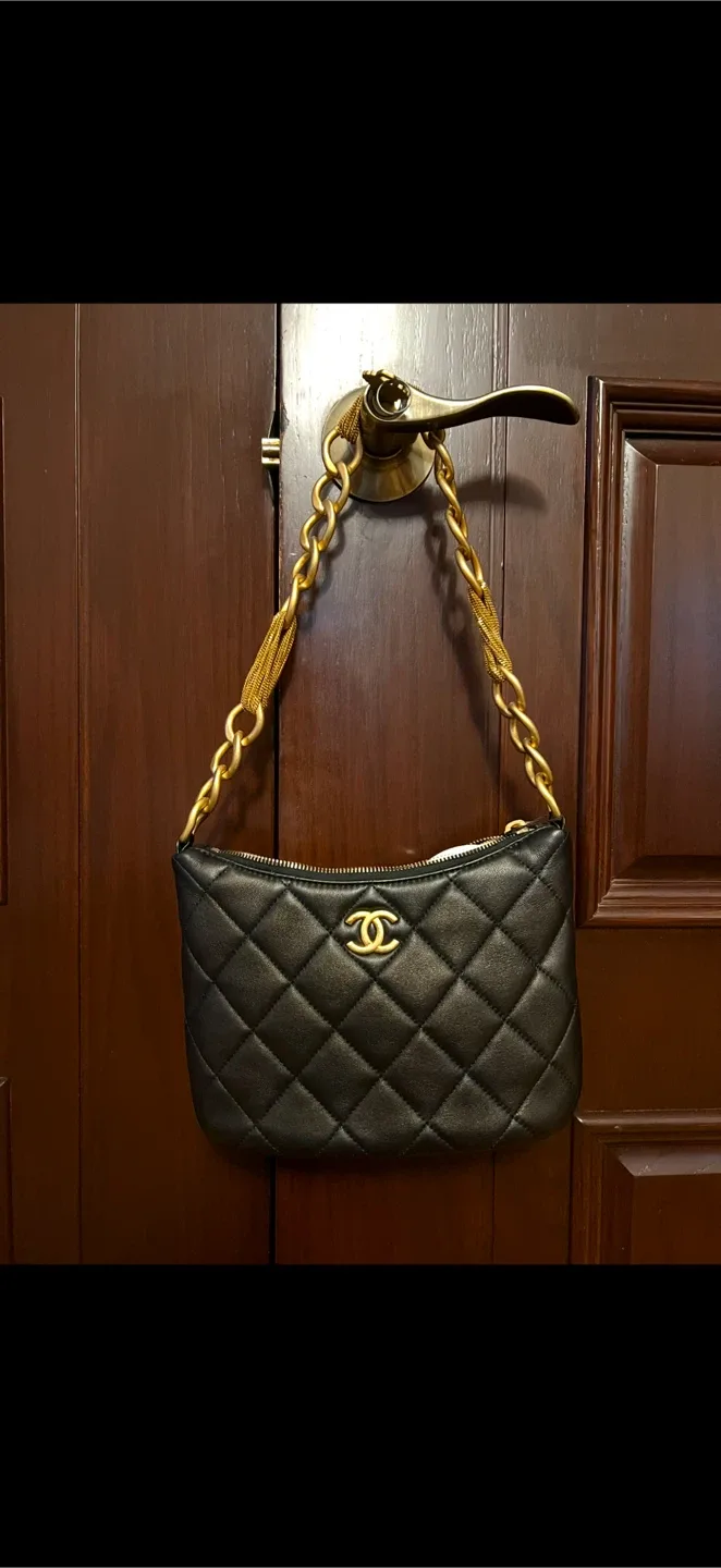 Chanel Black Quilted Leather Shoulder Bag image indicator(2)