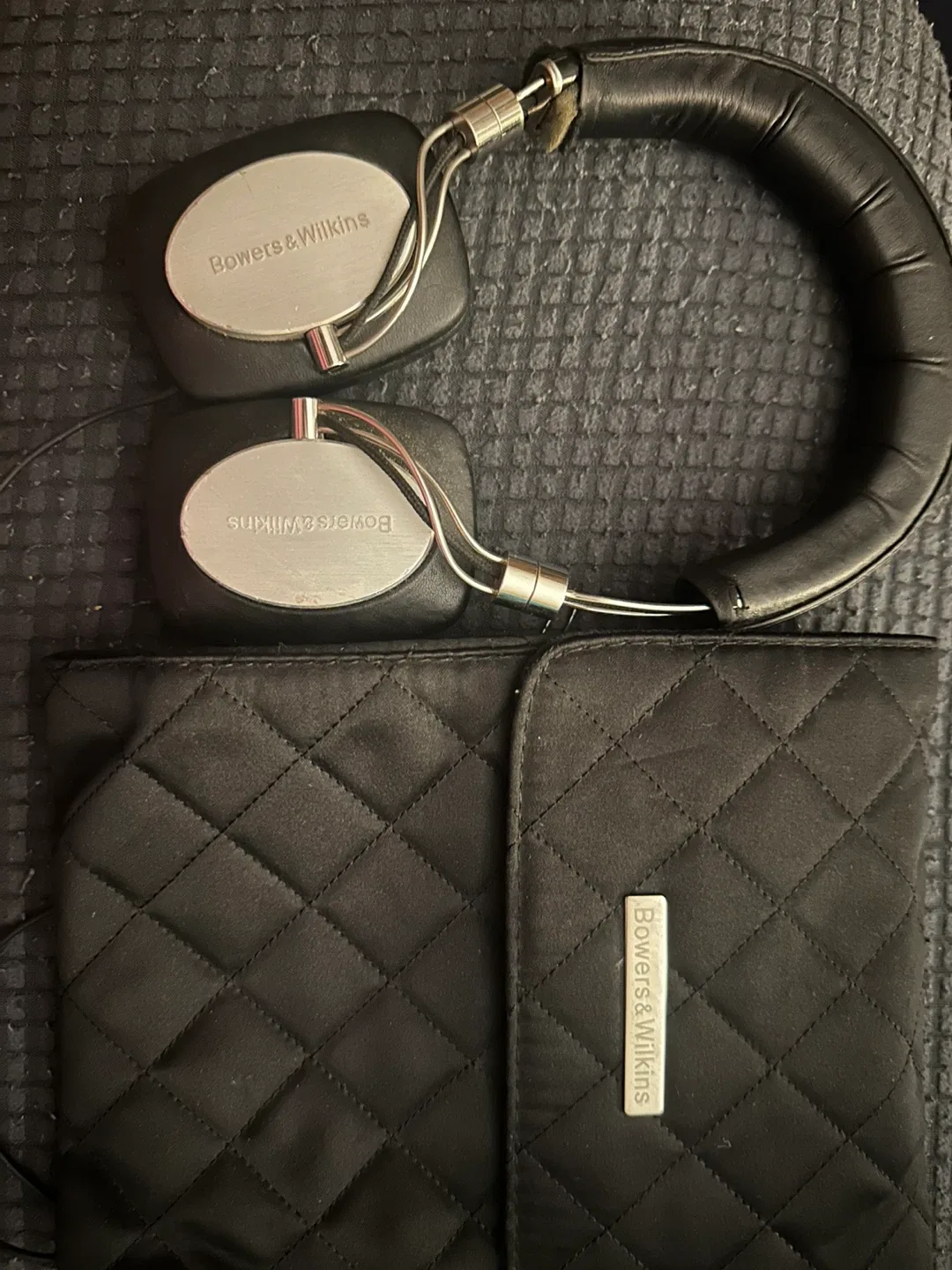 Bowers & Wilkins Headphones with Case image indicator(2)