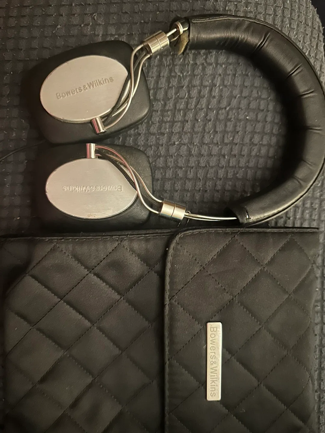 Bowers & Wilkins Headphones with Case image indicator(3)
