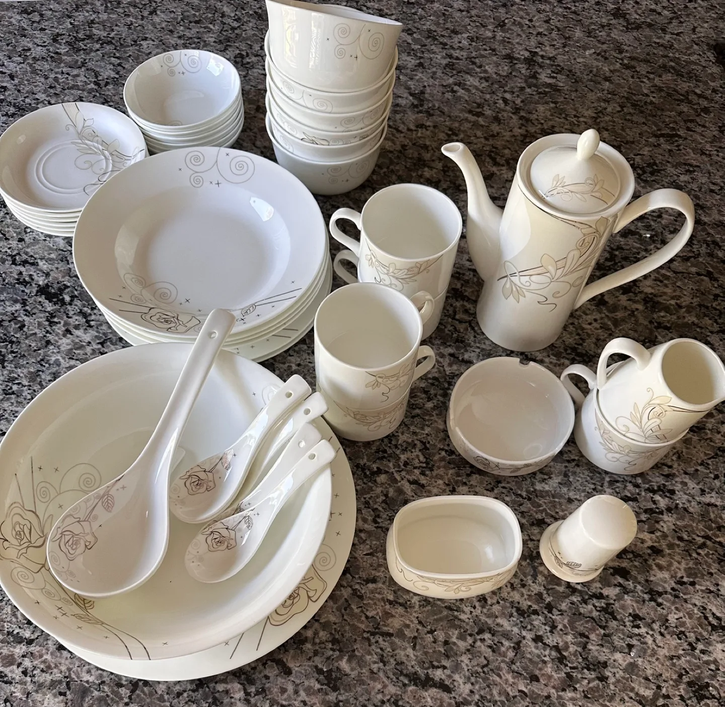 Brand new Bone China Dinnerware Set thumbnail