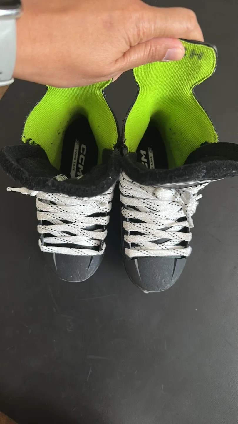 CCM Ribcor Ice Hockey Skates for Kids image indicator(8)