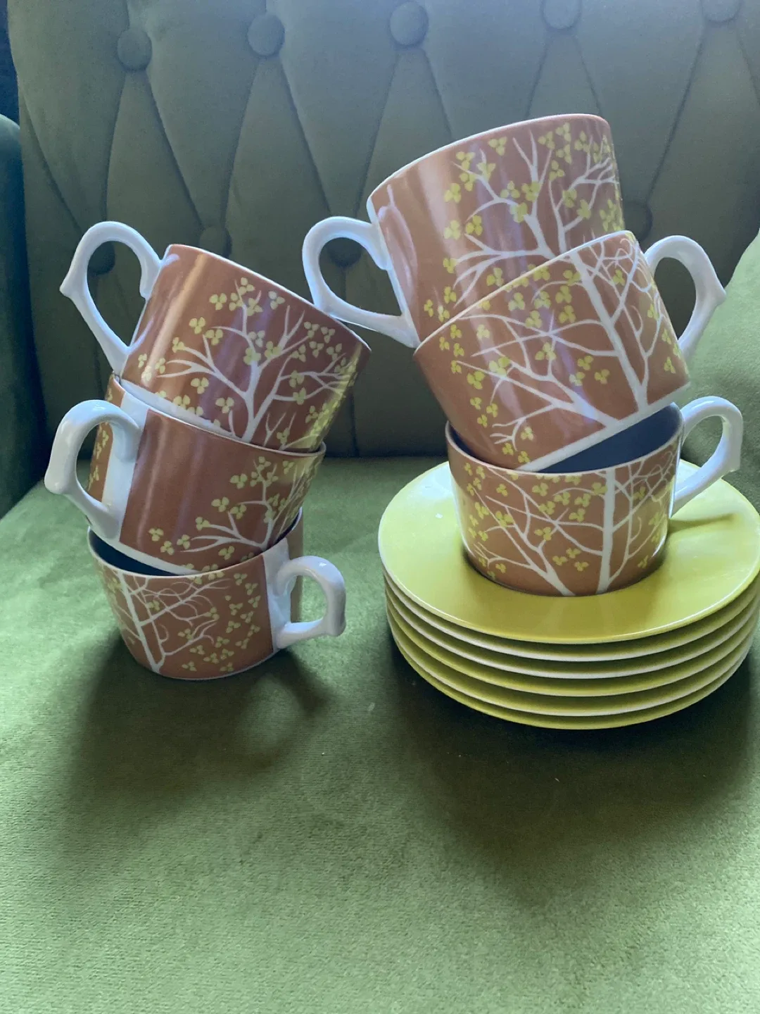 Vintage Tea Cups and Saucers Set thumbnail