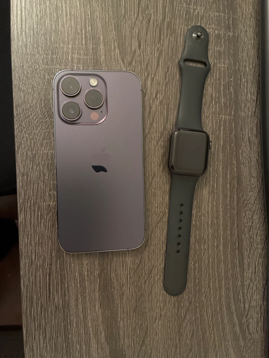 Apple iPhone 14 Pro & Apple Watch SE