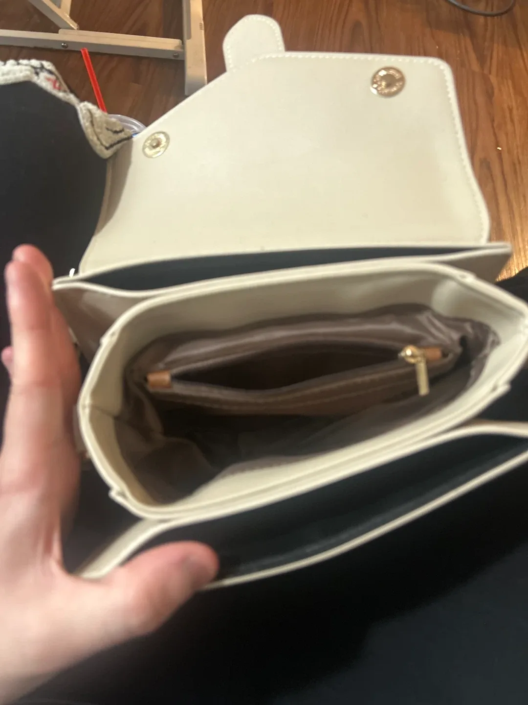 Beige Shoulder Bag with Gold Chain image indicator(3)