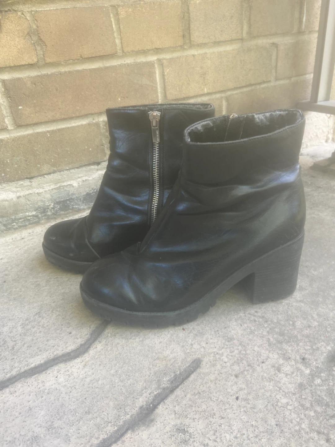 Short black boots size 37
