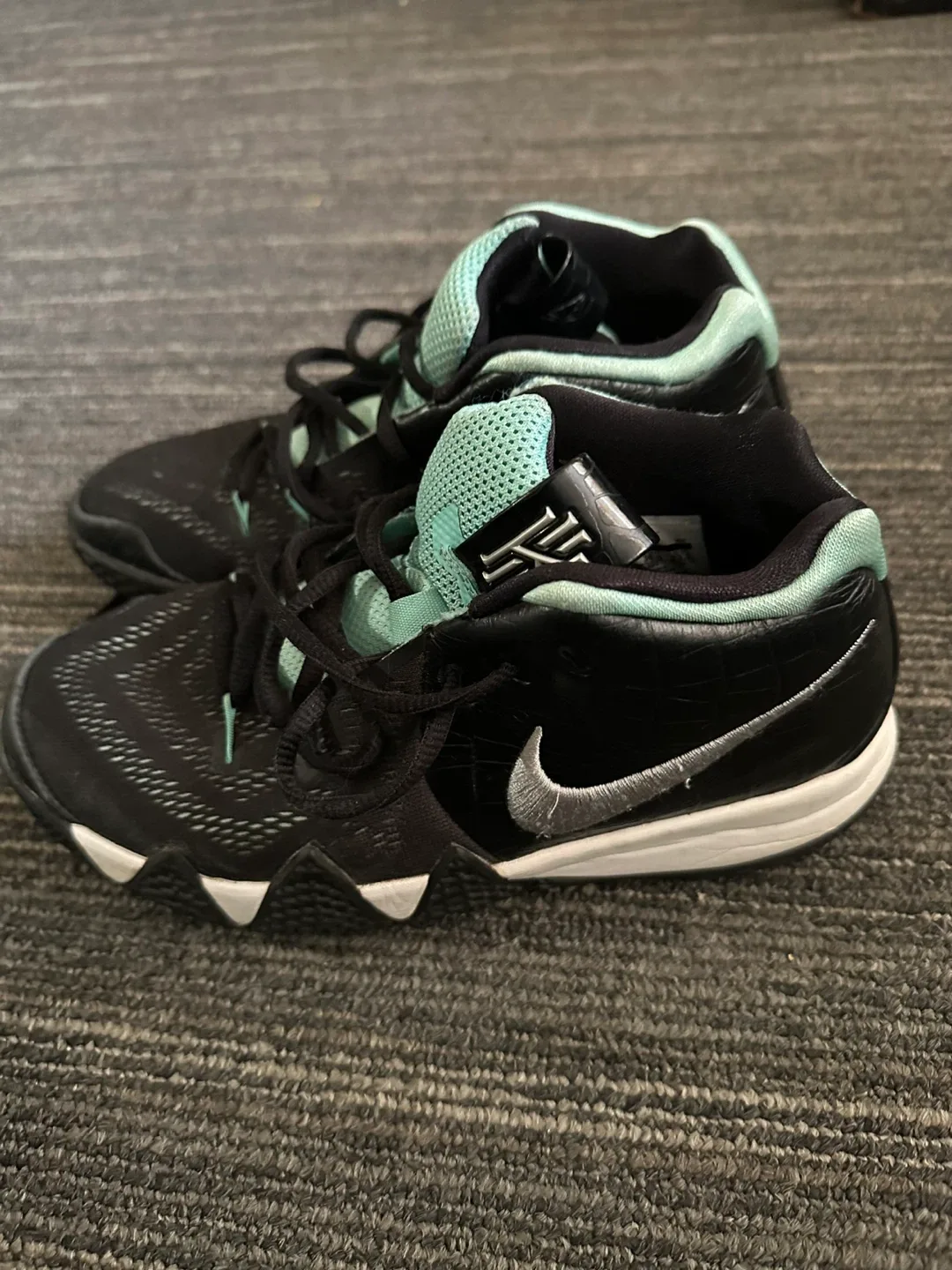 Nike Kyrie IV Basketball Shoes image indicator(2)