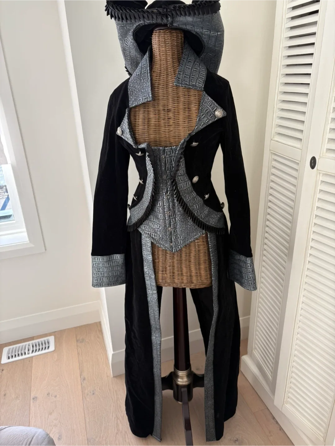 Women’s Pirate Costume Black/Silver * 3 pieces * M image indicator(3)