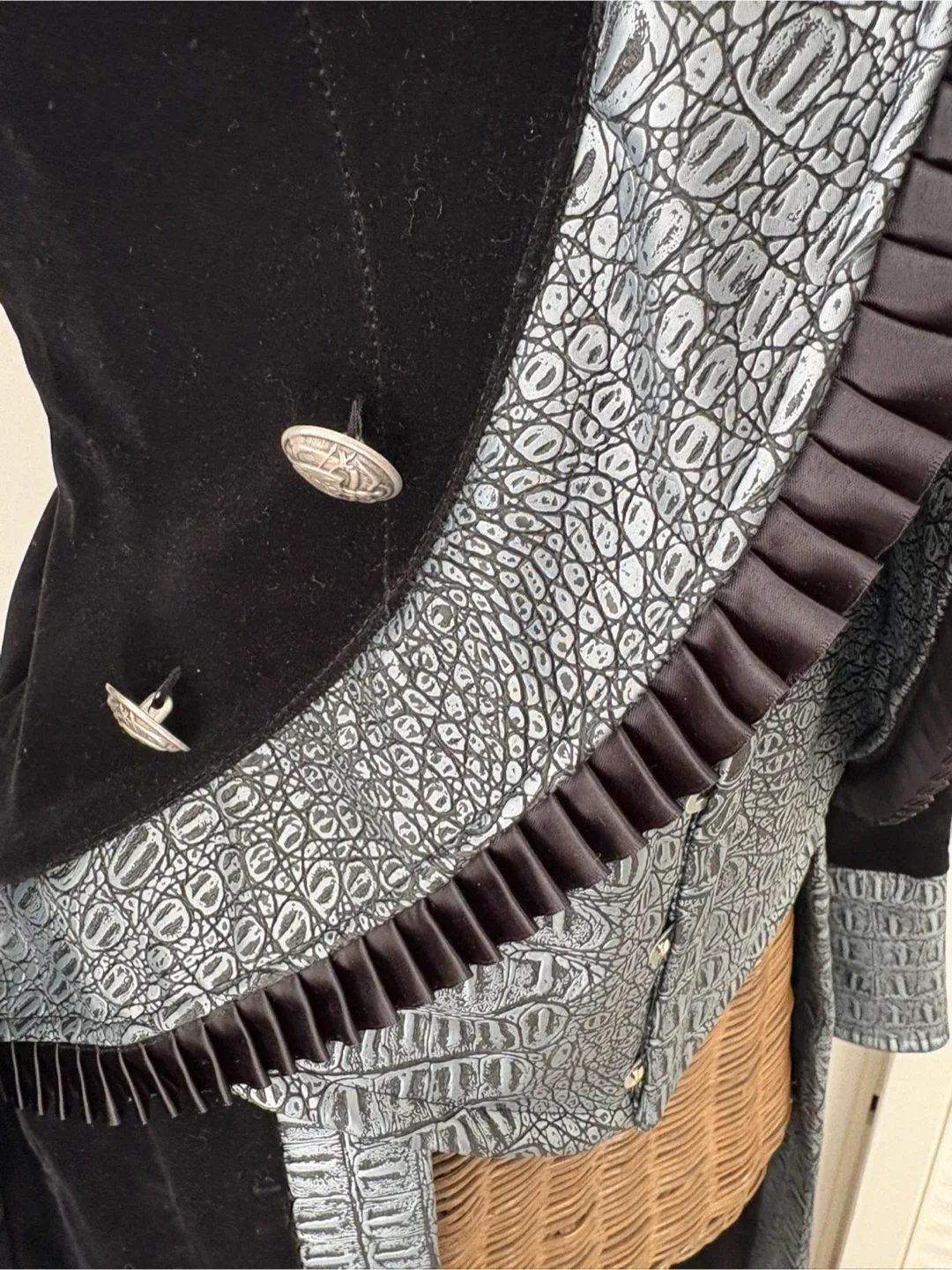 Women’s Pirate Costume Black/Silver * 3 pieces * M image indicator(9)