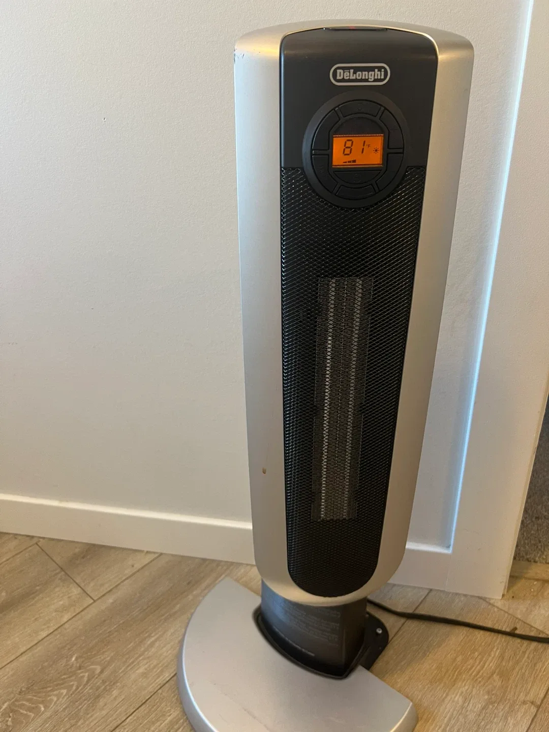 DeLonghi TCH7590ER Tower Heater thumbnail