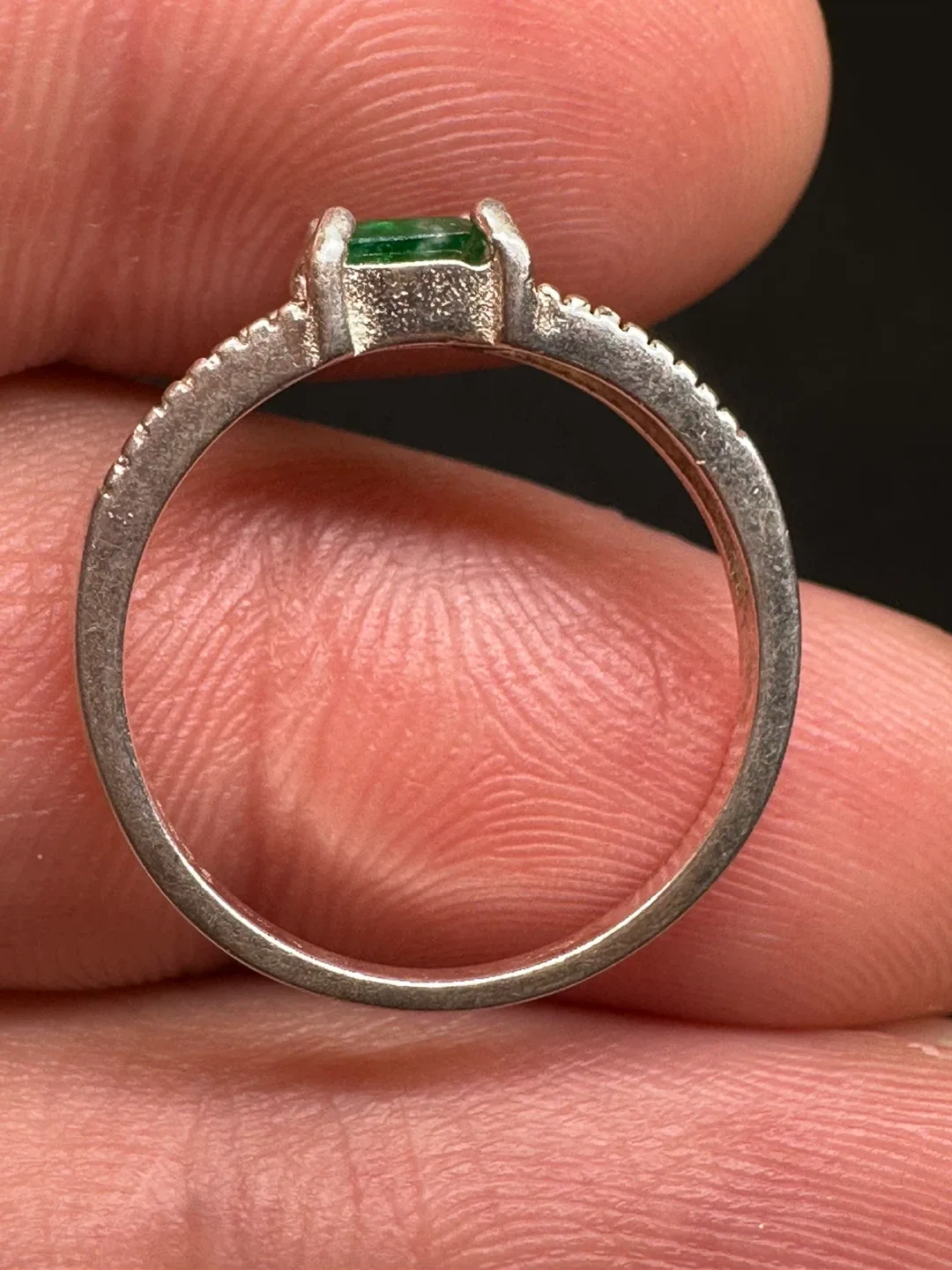 Emerald and white Zirconia Ring in sterling silver image indicator(2)