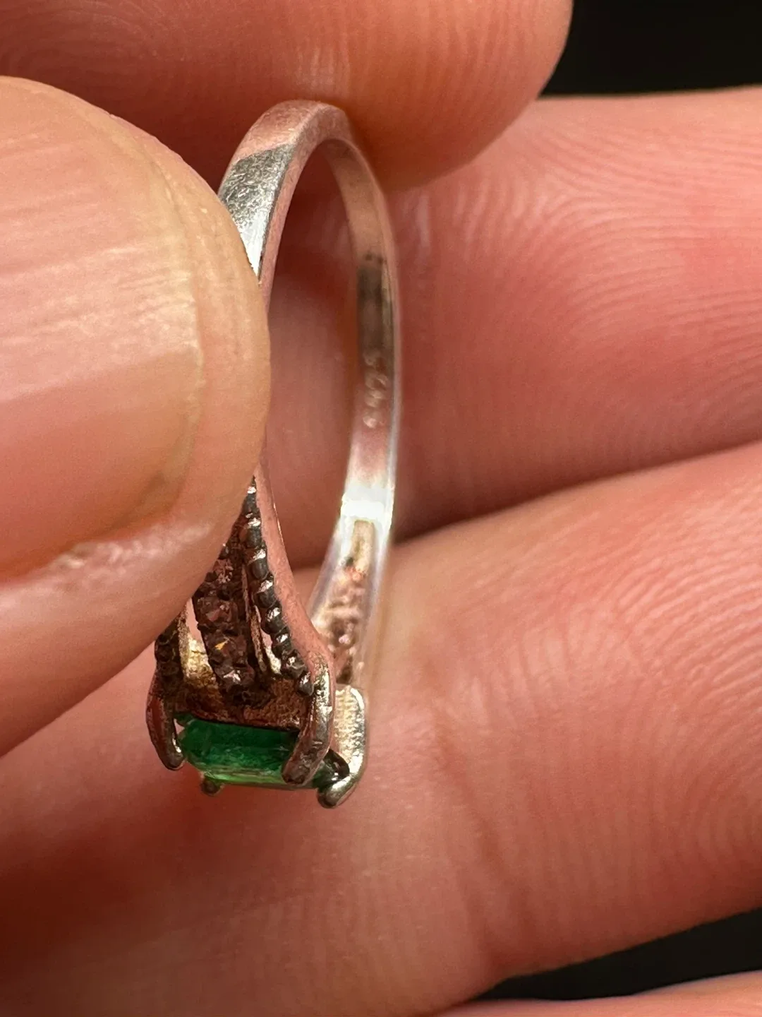 Emerald and white Zirconia Ring in sterling silver image indicator(3)