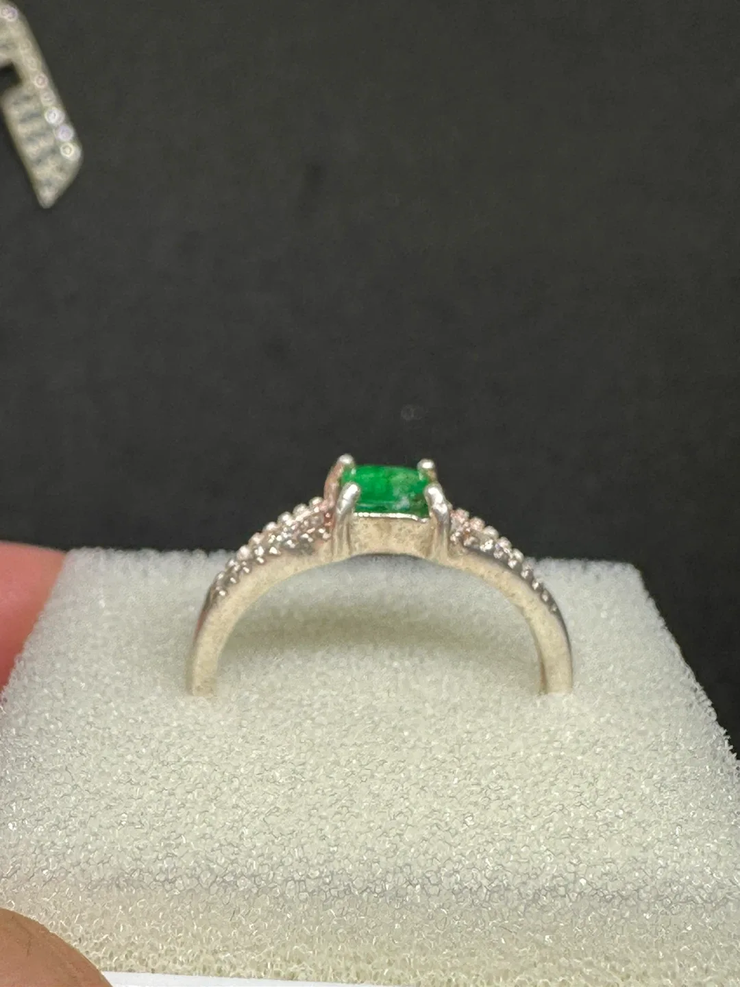 Emerald and white Zirconia Ring in sterling silver image indicator(4)